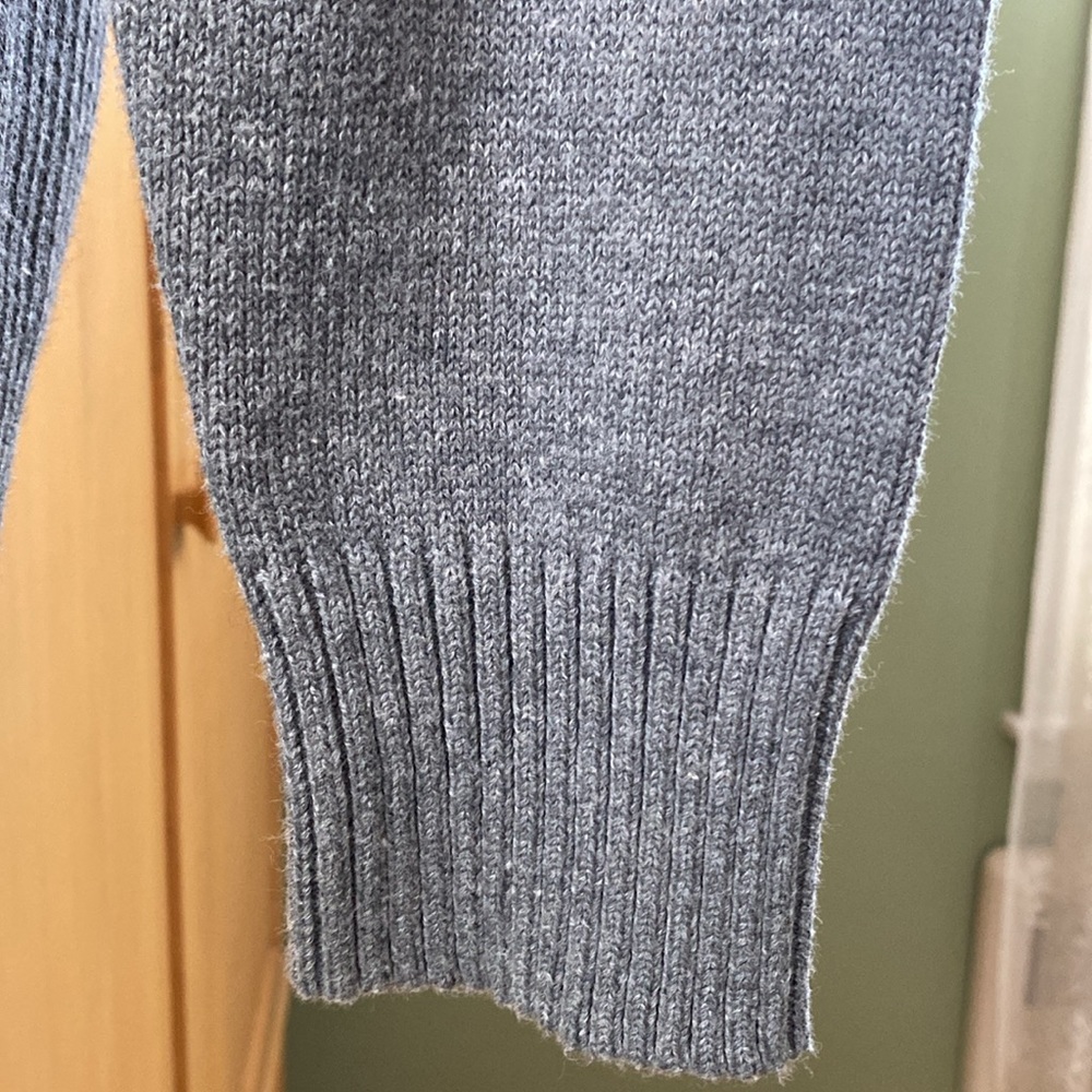 Dress barn grey colored zip up sweater . Size L. Ribbed collar, cuffs and waist - Picture 5 of 10